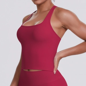 Détail d'un haut de yoga dos nageur rouge foncé et d'un legging de sport assorti
