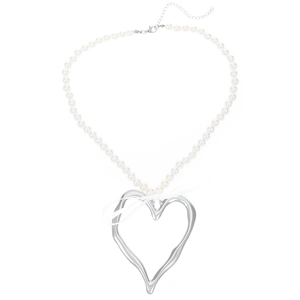 Détail d'un pendentif coeur argenté avec perles blanches et nœud en soie élégant