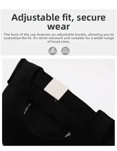 Détail de la boucle en métal réglable sur le bonnet docker en coton sergé noir