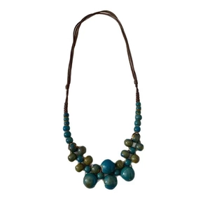 Collier artisanal bohème en perles de céramique colorées et cordon tressé marron