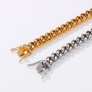 Détail des colliers cubains de 12 mm en or et argent avec sertissage CNC et fermoir de sécurité