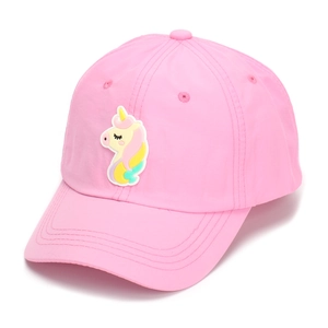 Detailansicht der rosa Mädchen-Baseballkappe mit Einhorn-Aufnäher und gebogenem Rand
