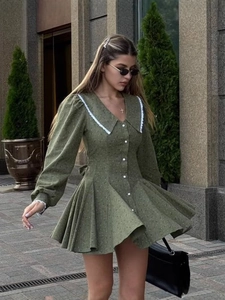 Robe courte française vert olive à col en V, imprimé floral et jupe plissée