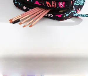 Détail du grand sac à maquillage graffiti montrant le rangement des pinceaux cosmétiques