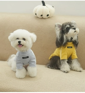 Détails de pulls tricotés pour animaux avec rayures et étiquette pour petits chiens