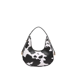 Borsa a spalla a mezzaluna con stampa mucca in pelle PU e finiture metalliche dorate