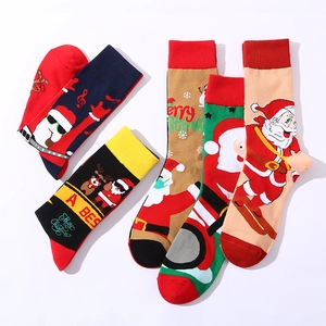 Calze di Natale in cotone pettinato con stampe di Babbo Natale e renne natalizie