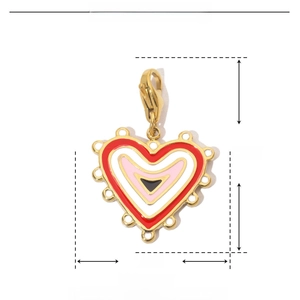 Dettaglio macro del ciondolo a cuore in smalto con specifiche e moschettone