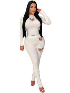 Completo bianco in maglia da donna con ritaglio a cuore e decorazione in strass