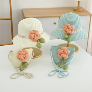 Strohhut und passende Umhängetasche für Mädchen mit floralen Akzenten für den Sommer