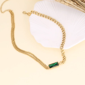 Collier asymétrique en acier doré avec pendentif rectangulaire en pierre verte