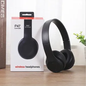 Κοντινό πλάνο μαύρων ακουστικών Bluetooth 5.0 P47 με τη συσκευασία λιανικής πώλησης