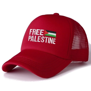 Detail der roten Trucker-Mütze mit Free Palestine Stickerei und Mesh-Rückseite