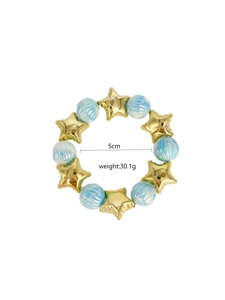 Primo piano di bracciale con stelle e perline colorate, diametro 5 cm, peso 30,1 g