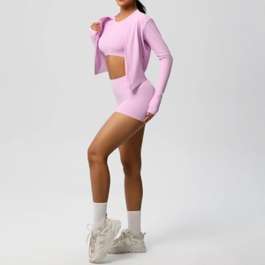 Ensemble de sport rose trois pièces avec veste zippée, brassière et short taille haute