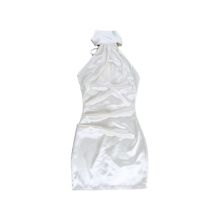 Detailansicht der perlmuttweißen Satin-Stofffalten und Textur des Neckholder-Kleids