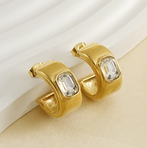 Gros plan de boucles d'oreilles en C plaquées or 18 carats avec grands zircons rectangulaires
