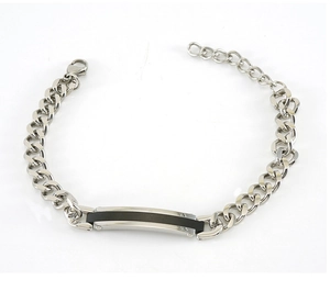 Détail d'un bracelet gourmette en acier inoxydable argenté avec plaque noire incrustée