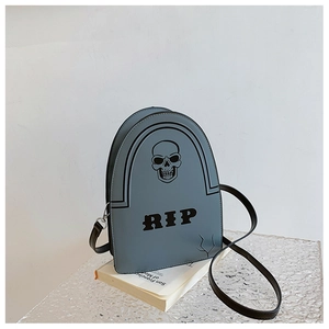 Détail du sac bandoulière gris en forme de tombe avec motif RIP sur verre texturé
