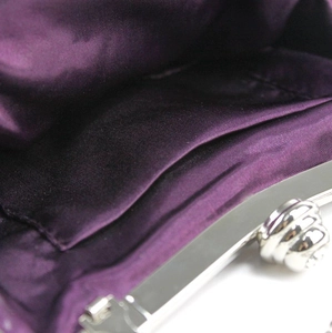 Detailansicht der Abendtasche mit lila Satinfutter und silbernem Metallrahmen-Verschluss
