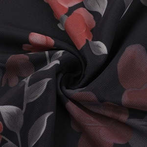 Gros plan sur le tissu en maille noire avec imprimé floral rouge et rose élégant