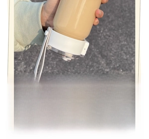 Leak-proof portable plastic water cup showing 360-degree inversion without any spills