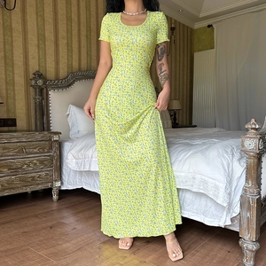 Gelbes Damen-Maxikleid mit Blumenmuster, schmaler Passform und kurzen Ärmeln