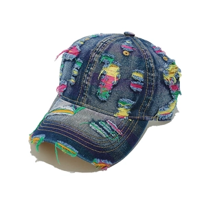 Cappellino da baseball in denim lavato con strappi decorati da cuciture colorate