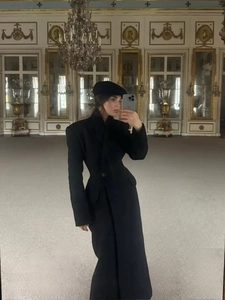 Détail du manteau élégant en laine noire avec col à revers et épaules structurées