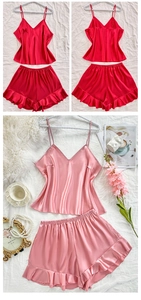 Détail de pyjamas en satin de soie avec caraco col en V et short à volants en rouge et rose