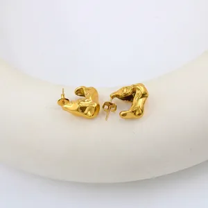 Französische Vintage 18K Goldohrringe mit unregelmäßiger Lavatextur auf Weiß