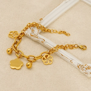 Bracelet en acier inoxydable plaqué or 18k avec breloques fleuries et fermoir mousqueton