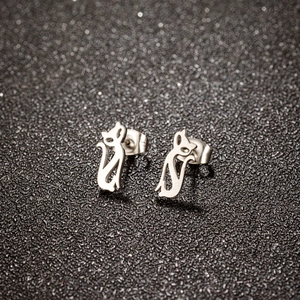 Gros plan de boucles d'oreilles chat minimalistes en argent avec silhouette élégante