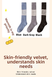 Nahaufnahme der dicken Korallenvlies-Socken in Blau, Grau und Schwarz mit Streifen