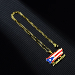 Détail du pendentif drapeau Porto Rico doré avec rayures rouges et blanches