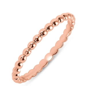 Dettaglio ravvicinato della trama liscia e delle perle in oro rosa dell'anello stile Perlée