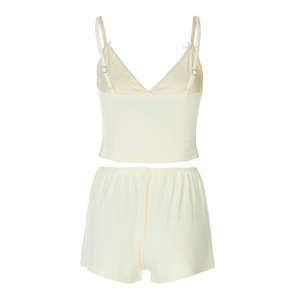 Détail du haut court à dos en V et du short élastique en couleur jaune crème clair