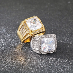 Dettaglio macro di anelli in titanio oro e argento con zirconi cubici a taglio quadro