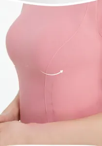 Dettaglio laterale del top rosa fitness con tessuto a maglia elastica e cuciture di supporto