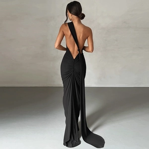 Robe longue noire dos nu élégante avec détails plissés et coupe ajustée longueur sol