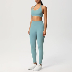 Vista completa dettagliata di un set yoga turchese con leggings a vita alta e reggiseno halter