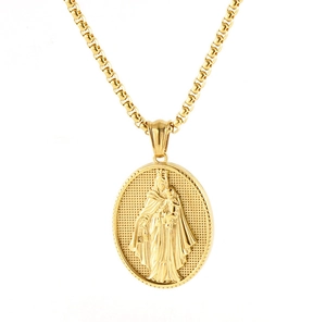 Macro del ciondolo ovale della Vergine Maria in oro su catena in acciaio inossidabile