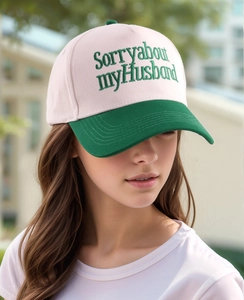 Detail der grünen Stickerei auf der rosa-grünen Trucker-Cap mit strukturierter Krone