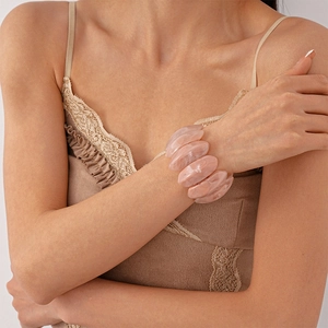 Detail eines rosa marmorierten Harz-Armbands am Handgelenk eines Models getragen