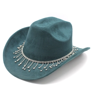 Chapeau de cow-boy en suédine vert foncé avec bordure à franges en strass sur fond blanc