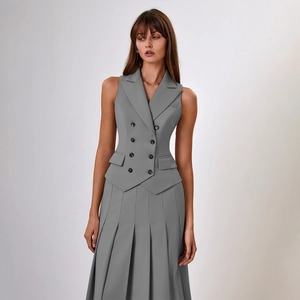 Détail de l'ensemble deux pièces gilet sans manches à double boutonnage et jupe plissée