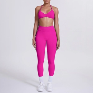 Inquadratura completa di un set da yoga rosa acceso con reggiseno a vogatore e leggings a vita alta