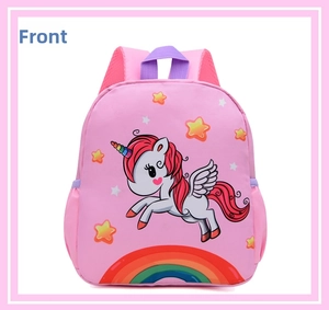Detalle de mochila rosa para niños con dibujo de unicornio y diseño de arcoíris