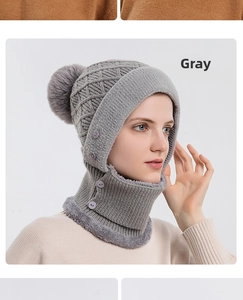 Dettaglio del set cappello e sciarpa in maglia grigia con fodera in morbido peluche