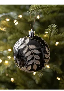 Dettaglio di una pallina di Natale nera con decori foglia argento su un albero